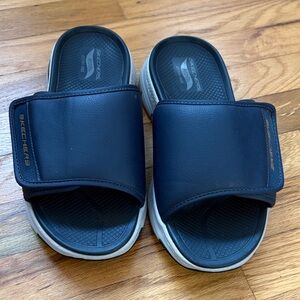 Skechers Men's Dark Blue Slide Sandals. Size 9